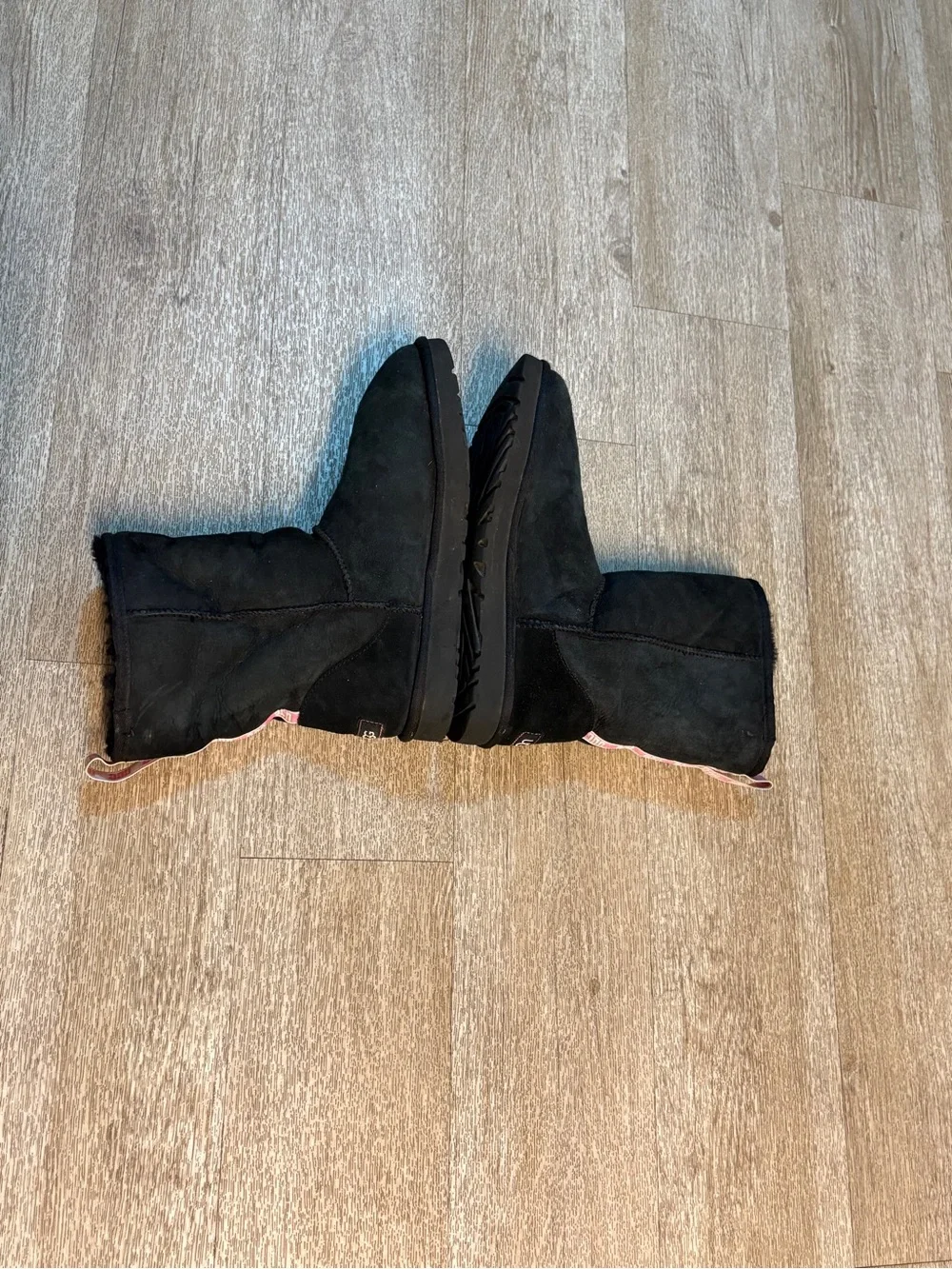 UGG CLASSIC SHORT BLACK GRAPHIC LOGO SIZE 10